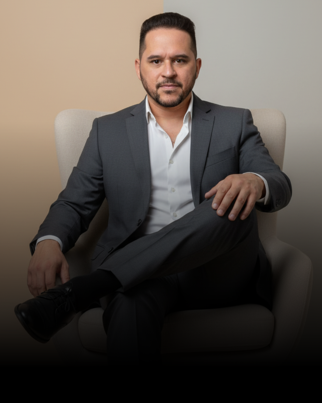 Darlan Lara sentado em traje social